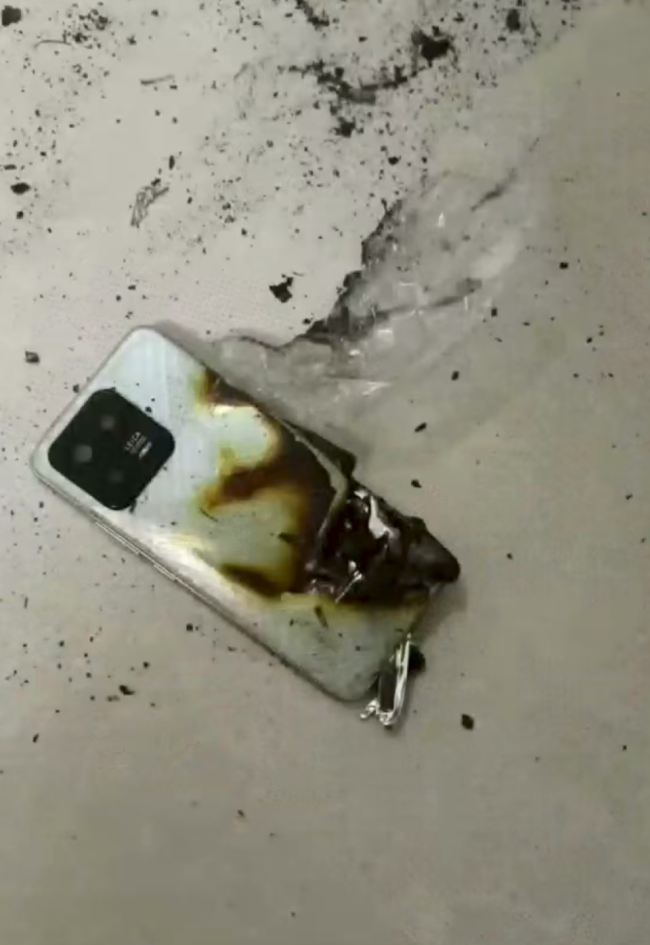 3岁孩童拿手机刷视频突然爆炸